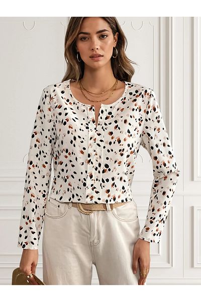 UniqueStore.ro White shirt with discreet print and minimalist cut