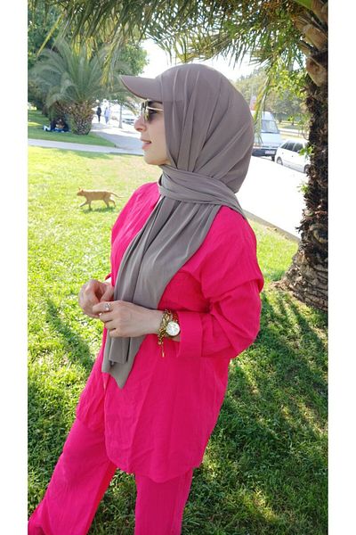 Nilbutik Ready-made Shawl with Hat and Bonnet. Pool Sea Bonnet Shawl that can be used over a Hijab.