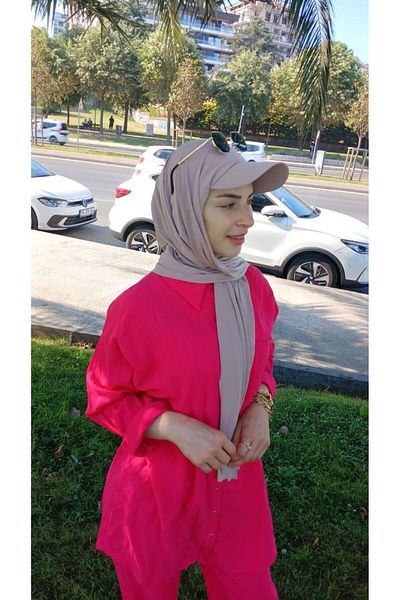 Nilbutik Ready-made Shawl with Hat and Bonnet. Pool Sea Bonnet Shawl that can be used over a Hijab.