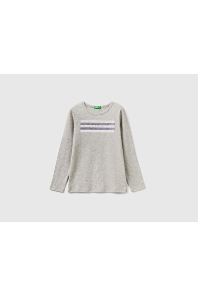 United Colors of Benetton تي شيرت بناتي بأكمام طويلة وطبعة على الصدر