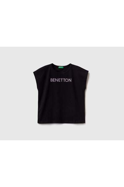 United Colors of Benetton تي شيرت أطفال مطبوع عليه شعار لامع