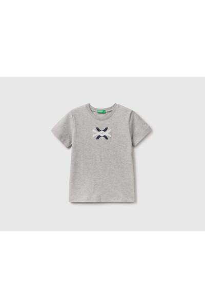 United Colors of Benetton تي شيرت قطني عضوي 100% بشعار للأطفال