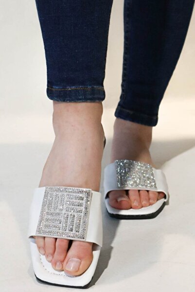 sermoda Καλοκαιρινές γυναικείες παντόφλες με τετράγωνη πέτρινη αγκράφα Παντόφλες με επίπεδη βάση Λευκές