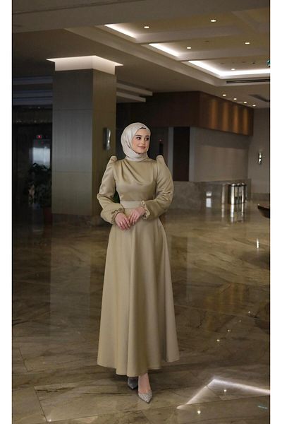 By Atelier Μπεζ Diana Hijab βραδινό φόρεμα με πλάγια ώμου