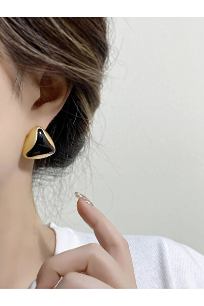 SATIYU BUTİK أقراط ذهبية اللون على شكل مثلث مع تفاصيل حجر أسود