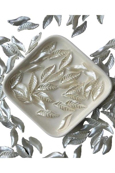 312 KONSEPT 40 Pieces White Pearlescent Leaf Figured Beads 30 mm