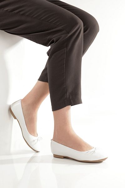 Ayakkabı Podyumum ''Ni̇l'' White Skin Round Toe Mustache Bow Flat Heeled Orthopedic Closed Ballerinas New Season