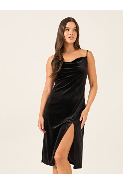 Styli فستان مخملي بفتحة رقبة واسعة مع شق جانبي عند الفخذ