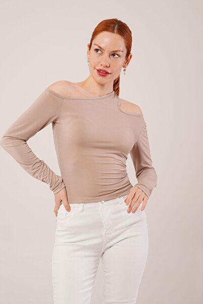 yonca aksesuar Bluză crem cu detaliu decoltat pe umeri