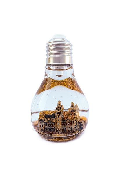 OEM Decoratiune in forma de bec din plastic, cu apa si baterie, cu Castelul Peles, auriu, 6x10 cm