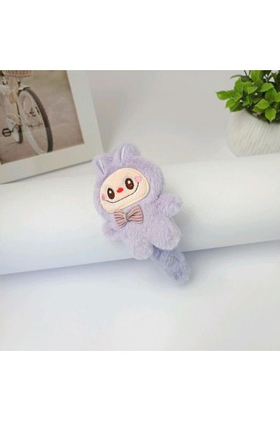REBORN DESIGN تاج من القطيفة على شكل ريشة باللون الأرجواني مع تفاصيل على شكل ربطة عنق من Labubu