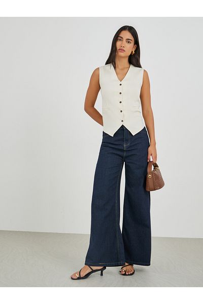 Styli Solid Sleeveless Buttoned Waistcoat
