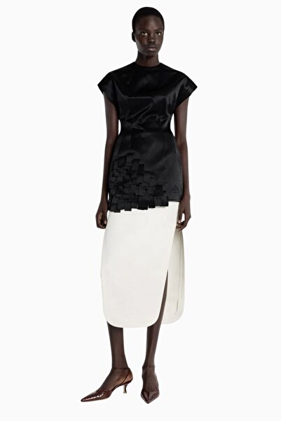 A.W.A.K.E. MODE تنورة دوتشيس ساتان بيضاء اللون عالية الخصر مع فتحة جانبية، تصميم أنيق وعملي