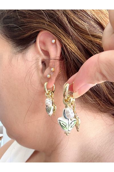 Gümüş sandık Tulip and Pearl Charmlı Hoop Earrings