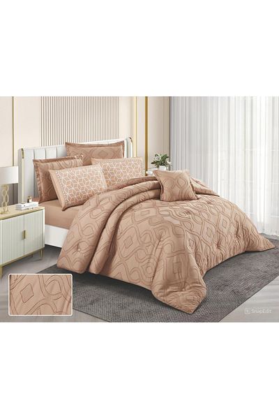 SNOOZYL A double bedspread with a royal, luxurious design to add a touch of elegance to your room decor.