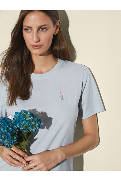 LC Waikiki Γυναικείο μπλουζάκι Özmarka New Season με κέντημα σε λαιμόκοψη ποδ...