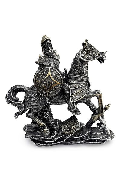 OEM Resin statuette representing an armored knight with shield, 29x26 cm