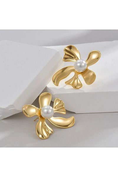 Eva Grace Mina earrings, gold, with pearls, made of stainless steel, in the shape of a flower - Universe of Pearls Collection