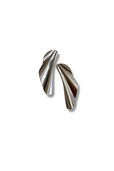 Finery by Nerrs تصميم أقراط على شكل ورقة شجر فضية