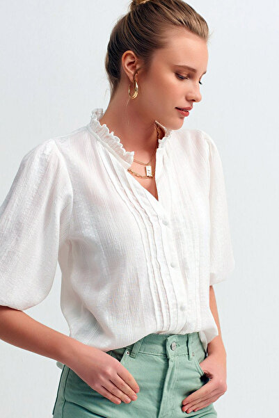 MissKybele Dik Yaka Göğsü ve Yakası Nevür Fırfır Detay Düğme Kapama Kendinden Desneli yarım Balon kol Gömlek