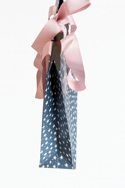 nukoo Yıldız Desenli Pembe Kurdeleli Fiyonklu Lacivert Karton Hediye Çantası ile Dileklerinizi Sunun! 🌌✨