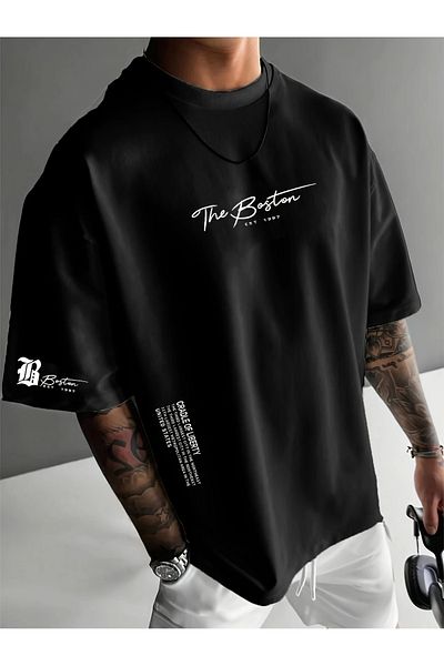 Pink Sky Unisex βαμβακερό μαύρο oversize μπλουζάκι με στάμπα "The Boston" με λαιμόκοψη