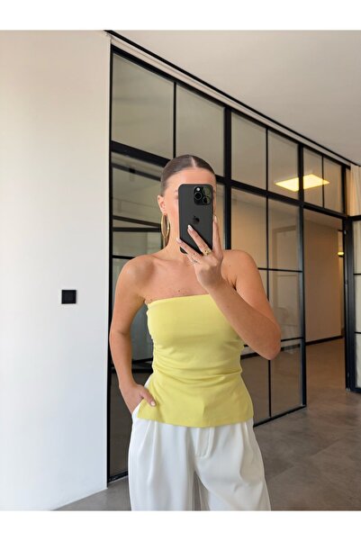 BB Bensu Buyruk YANI YIRTMAÇLI DRAPELİ SARI STRAPLEZ BLUZ