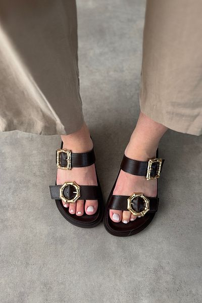 SHOEBELLAS Γυναικείες παντόφλες Rema Bitter Brown με χρυσή αγκράφα