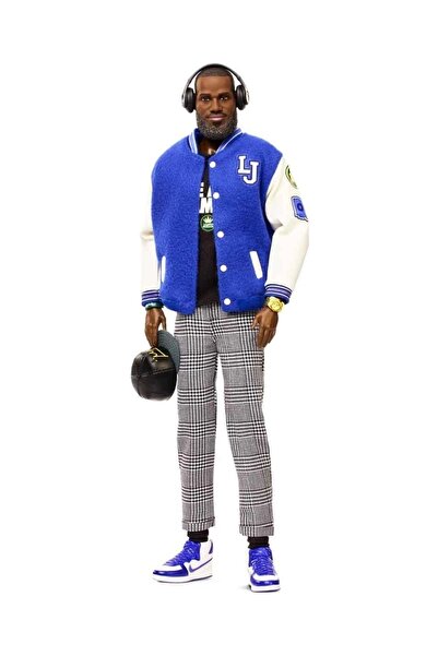 Barbie Signature LeBron James Kenbassadors bebek, Kolej ceketi ve aksesuarlarla koleksiyonluk HRM33