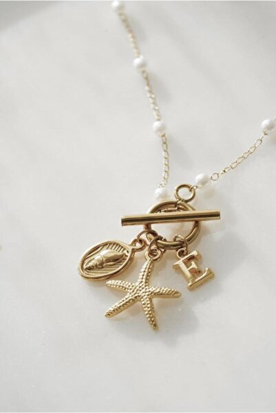 AŞIK ACCESSORIES İncili Deniz Figürlü Harfli Charm Kolye