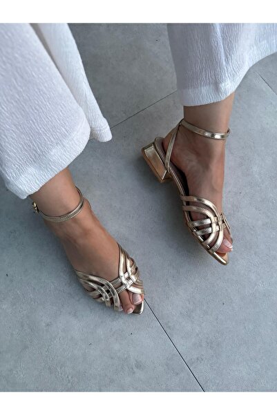 Elvinin Tarzı Selly Gold Renk Bilekten Bağlamalı Alçak Topuklu Terlik
