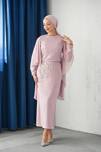 Hakimoda فستان سهرة من مجموعة التبسيتير مع ياقة مرصعة بالحجارة وعباءة