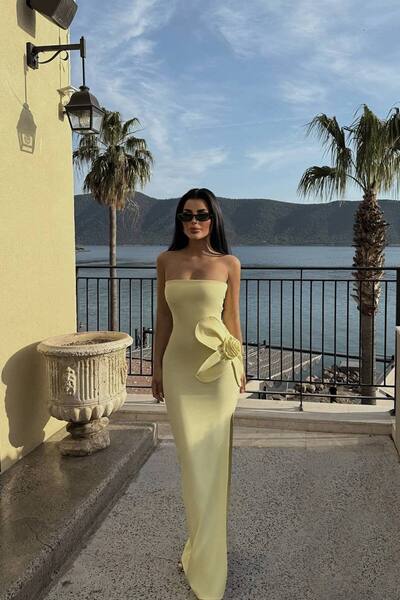 DİLA BOUTIQUE Sarı gül detay Straplez Elbise