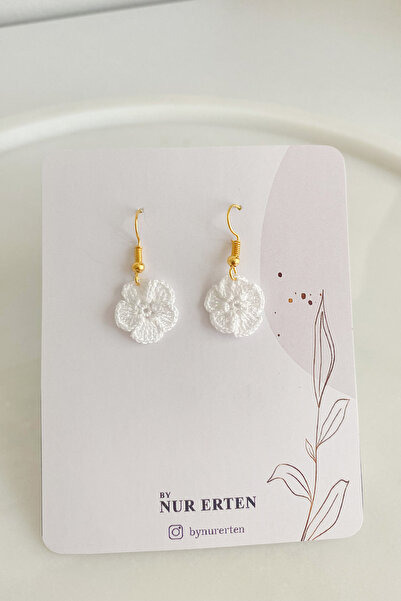 By Nur Erten El Yapımı Tığ İşi Çiçek Küpe – Hafif ve Zarif Tasarım – Yeşil, Beyaz, Sarı, Mavi Renk Seçenekli