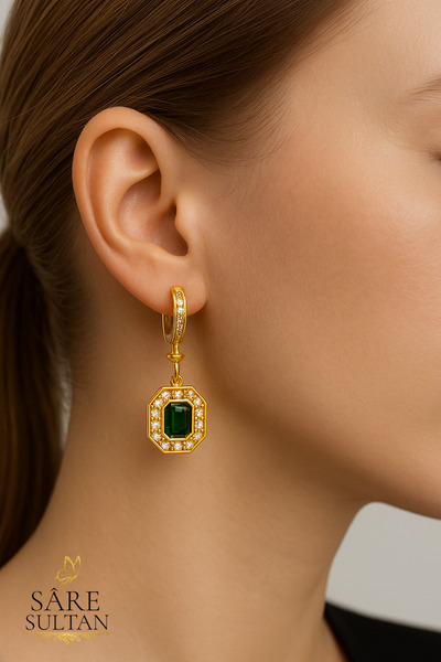 Sare Sultan Altın Kaplama Renk Zümrüt Yeşili Taşlı Çelik Sallantılı Kadın Küpe Şık ve Zarif Takı Paslanmaz Çelik