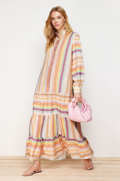 Trendyol Modest Tkané šaty lněného vzhledu s vícebarevnou pruhovanou sukní a volánky TCTSS24EB00105