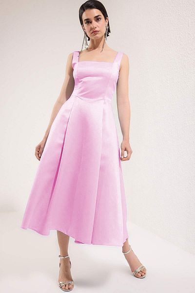 Trendyol Collection Ανοιχτό ροζ A-Line Satin Weaving Κομψό βραδινό φόρεμα για επιστροφή στο σπίτι TPRAW25EL00040