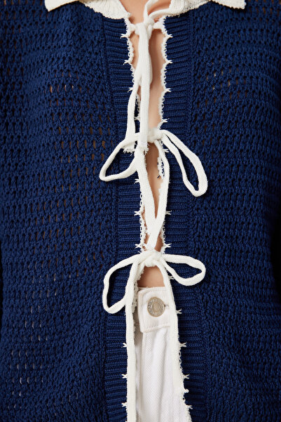 Happiness İstanbul Dámský svetr v námořnické modré kontrastní barvě se zavazováním MX00251