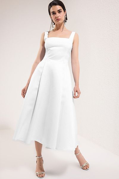 Trendyol Collection Λευκό A-Line Satin Weaving Κομψό βραδινό φόρεμα επιστροφής στο σπίτι TPRAW25EL00040