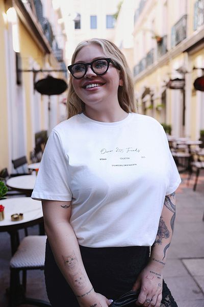 Trendyol Curve Plus Size Ecru Boyfriend Fit T-Shirt – Rundhalsausschnitt, Rückendruck, TBBSS25BF00048