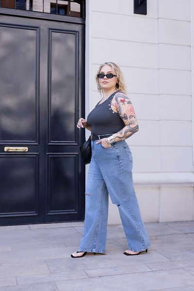 Trendyol Curve Jasnoniebieskie jeansy z wysokim stanem i szerokimi nogawkami