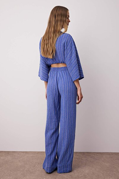 Trendyol Collection Bluză țesătă cu volan din țesătură texturată albastră TWOSS24BZ00480