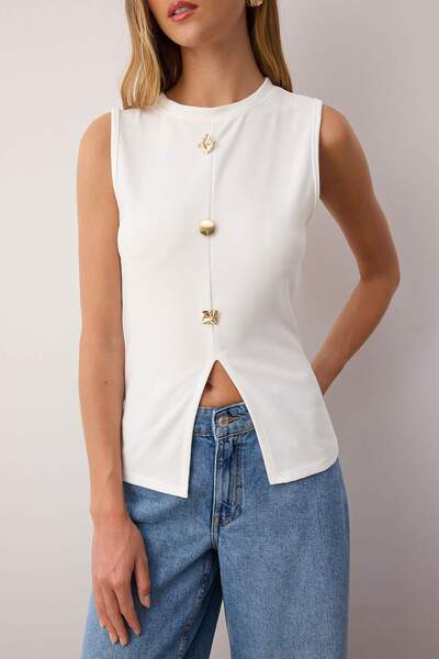 Trendyol Collection Weiße Accessoire-Knöpfe, Rundhalsausschnitt, reguläre Weste, Strickbluse TWOSS25BZ00558