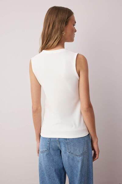 Trendyol Collection Weiße Accessoire-Knöpfe, Rundhalsausschnitt, reguläre Weste, Strickbluse TWOSS25BZ00558