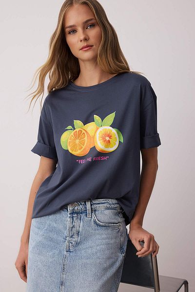 Trendyol Collection Tricou tricotat cu imprimeu antracit 100% supradimensionat/larg, cu imprimeu lămâie TWOSS25TS00217