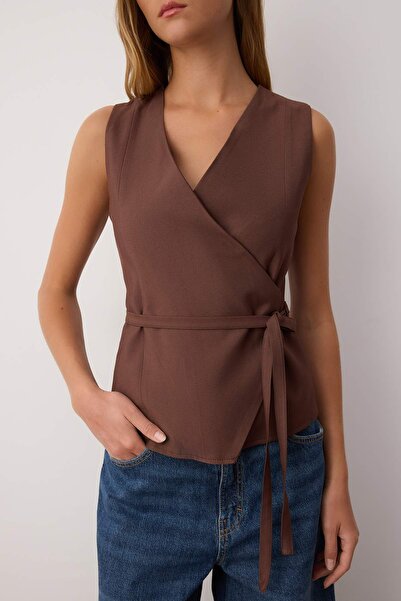 Trendyol Collection Braune, zweireihige, geschlossene, weiche, gewebte Weste mit Gürtel und Schnürdetail TWOAW26YE00018