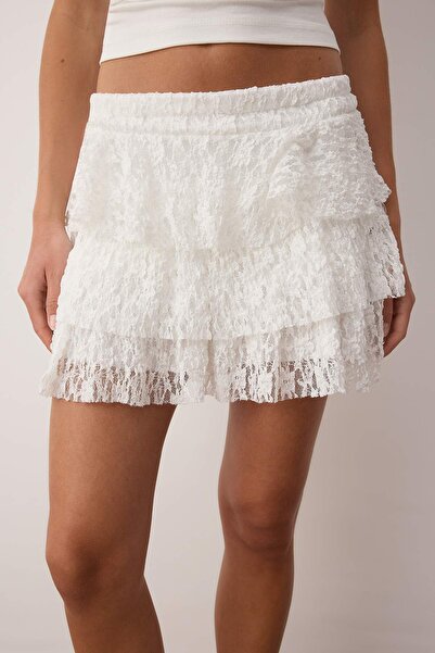 Trendyol Collection Fusta mini pantaloni scurți tricotați din dantelă cu volane albe TWOSS25SR00236