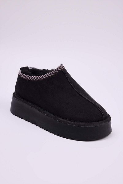 TRENDYOL SHOES Μαύρο κέντημα με λεπτομέρεια γούνας μέσα με χοντρή σόλα Γυναικεία μποτάκια TAKAW26BO00003