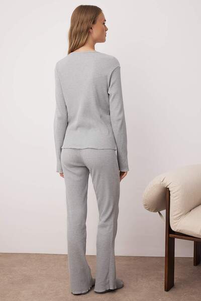 Kolekcia Trendyol Súprava pleteného pyžama s polovičným volánom v sivej melanžovej farbe THMAW26PT00005