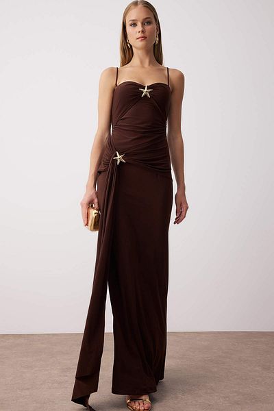 Trendyol Collection Καφέ Bodycon Πλεκτό Maxi Βραδινό Φόρεμα & Φόρεμα Αποφοίτησης με Λεπτομέρεια Αξεσουάρ TPRSS25AE00182